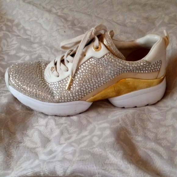Tennis shoes - Picture 1 of 2